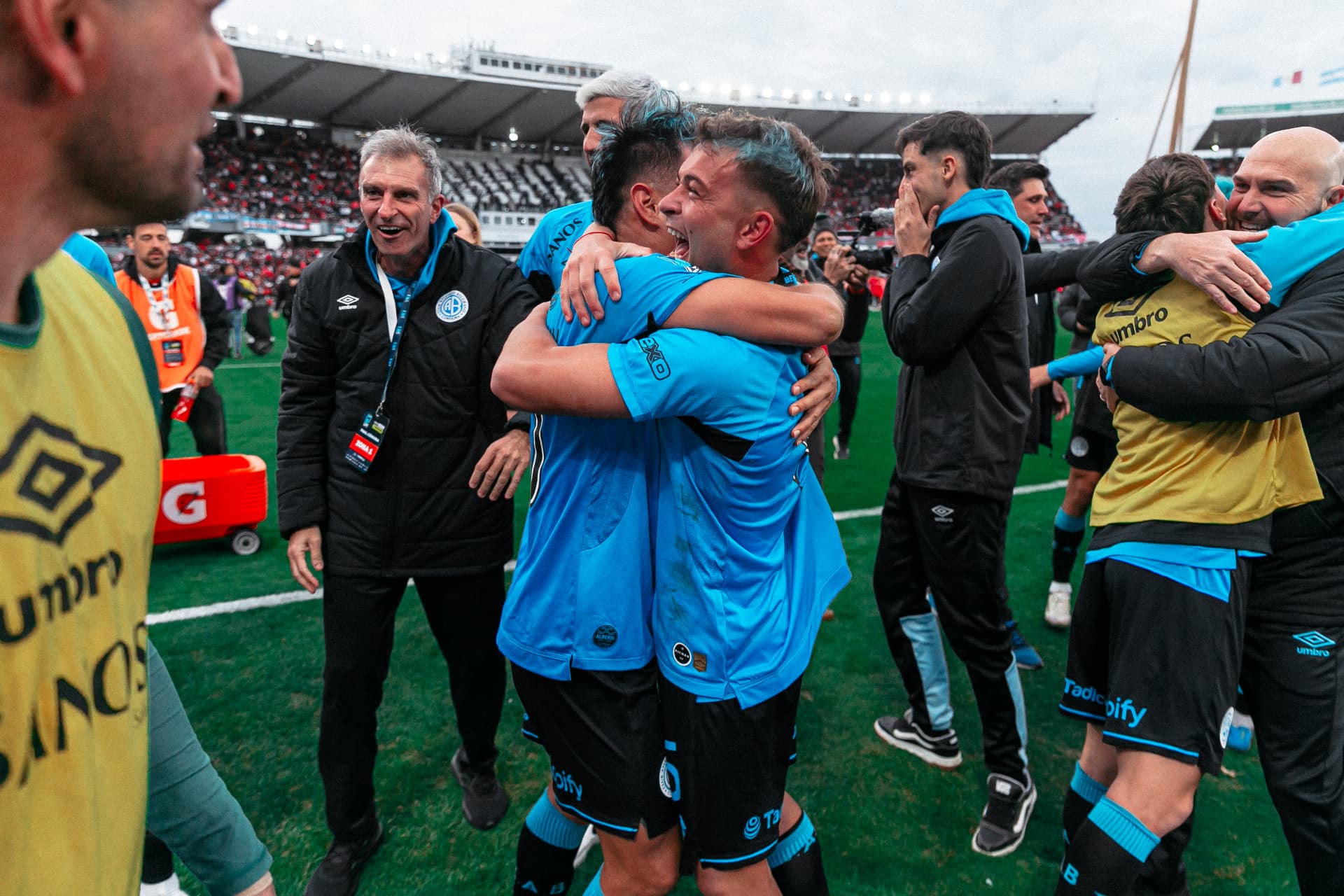 El abrazo se cierra mientras el banco festeja alrededor