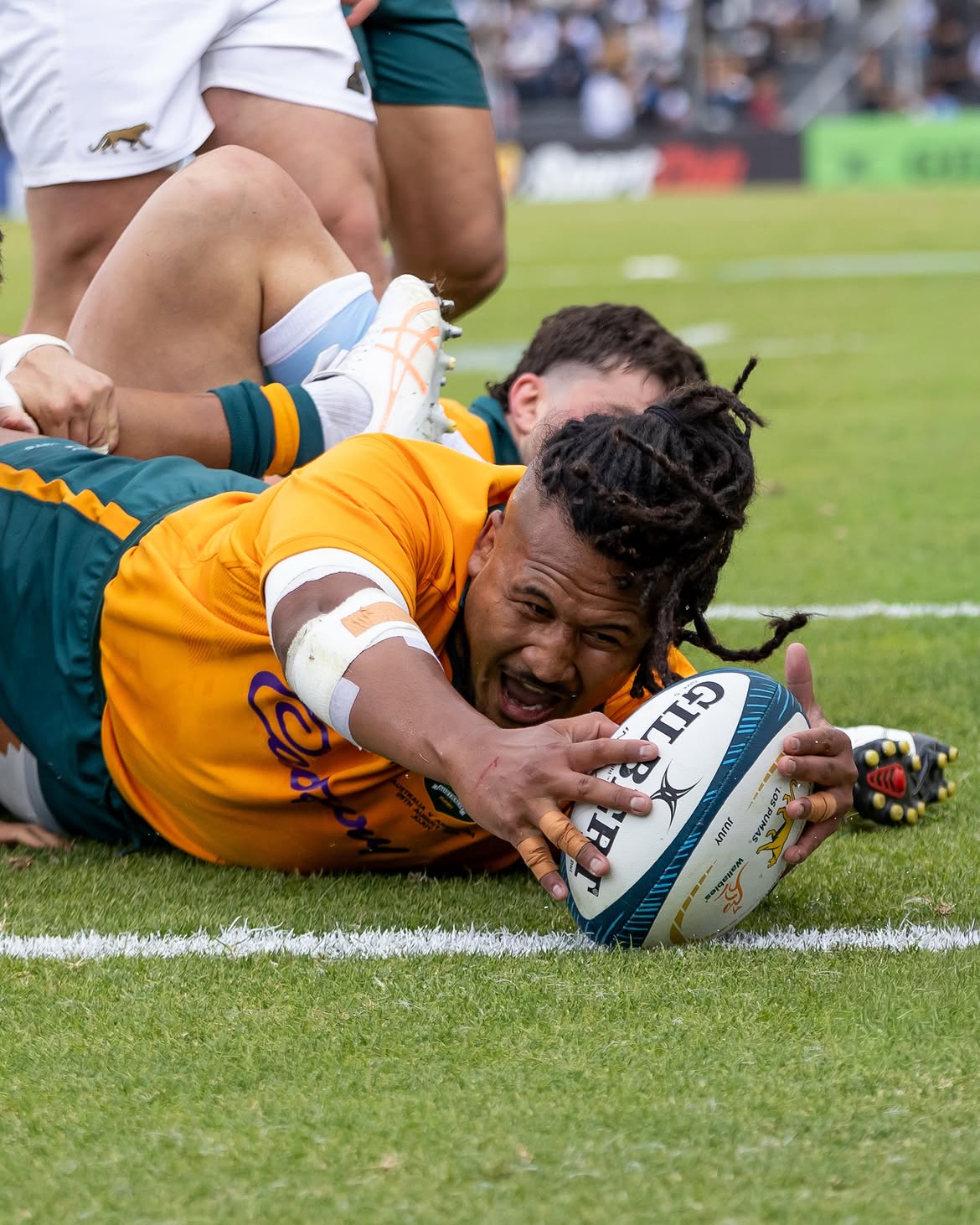 Salto en un line out con la pelota en alto