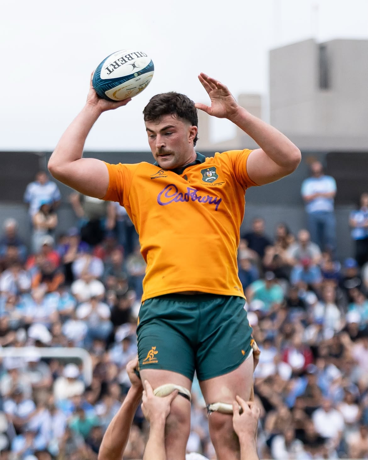 Apoyo de try en el ingoal durante un partido de rugby