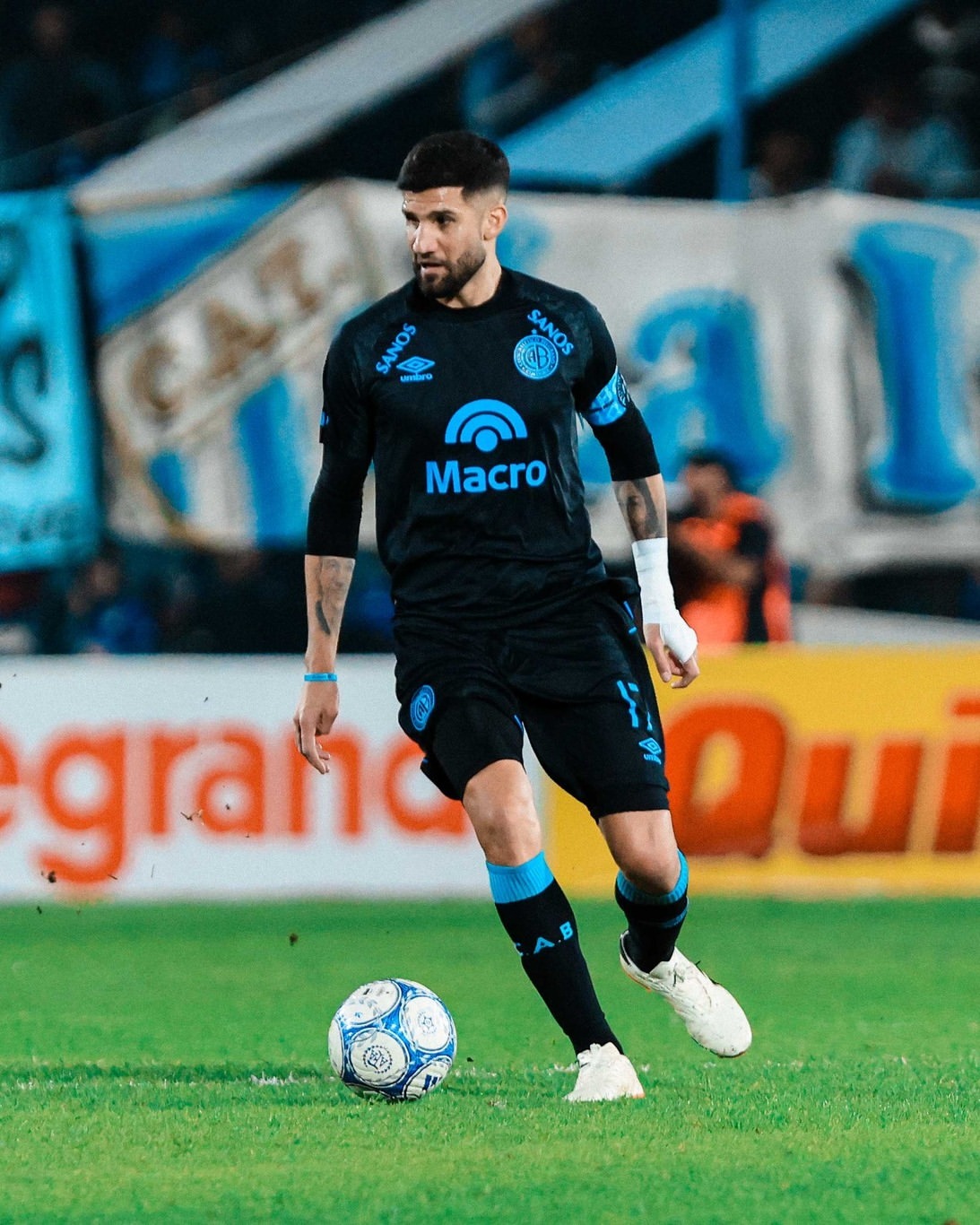 Disputa de pelota entre un jugador de Belgrano y un rival