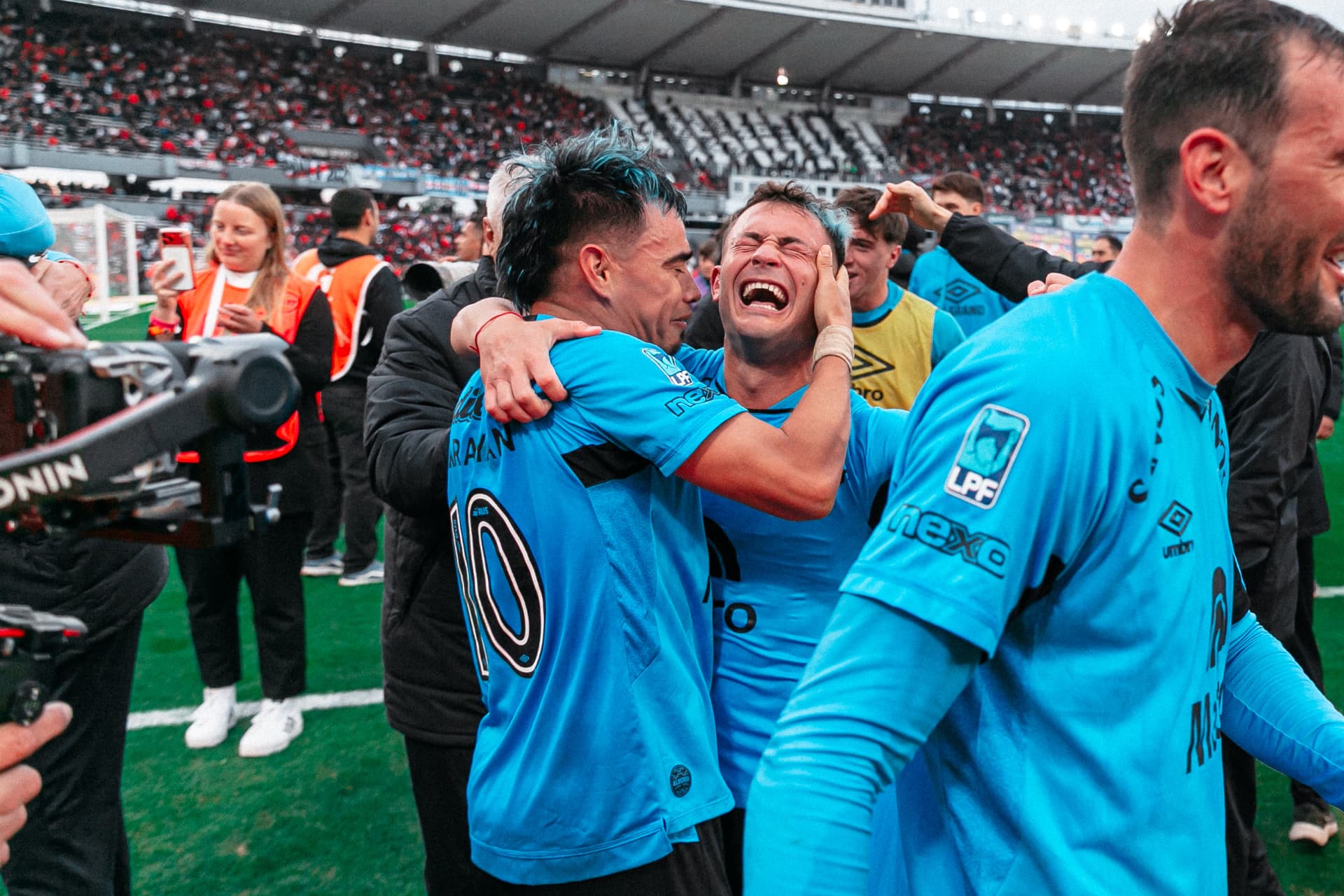 Jugador de Belgrano llorando de alegría abrazado al número 10