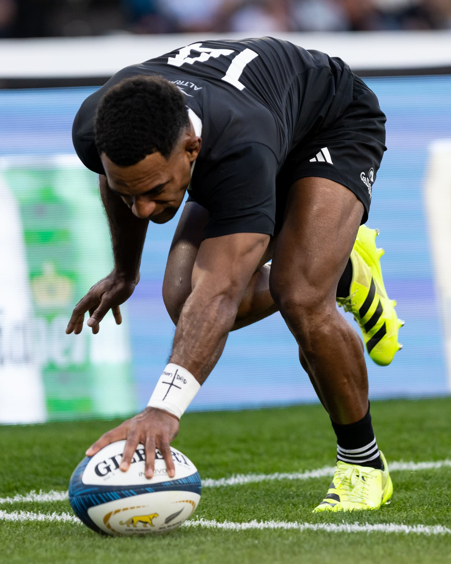 Apoyo de try en el ingoal durante un partido internacional de rugby